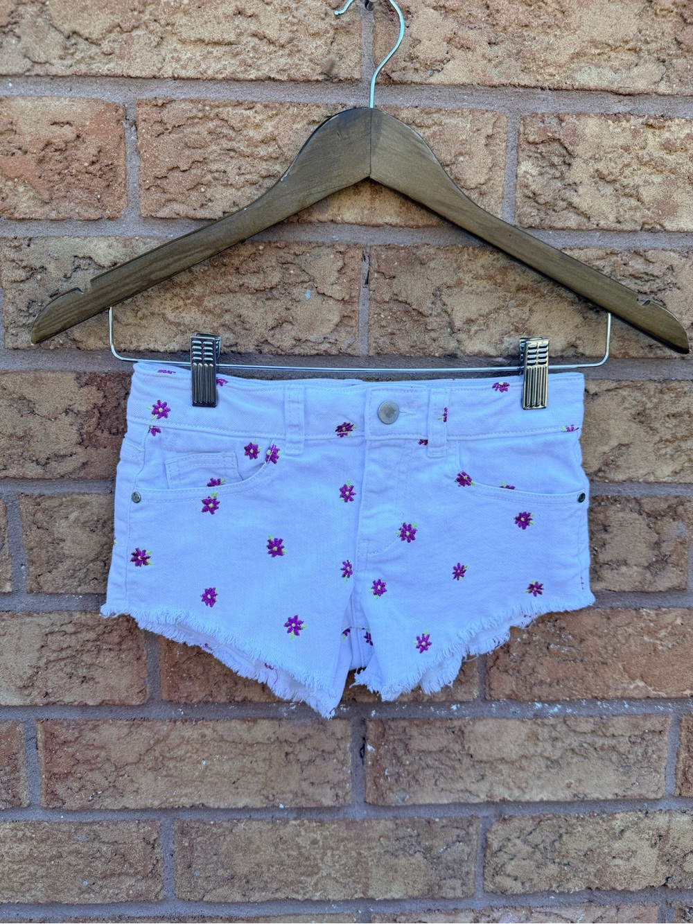 💫4/$25 • My Sisters Closet White Floral Embroidered Denim Shorts